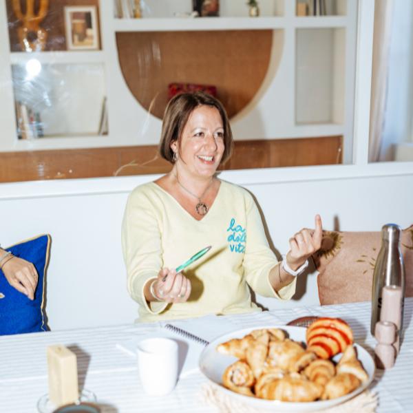 Viviane Thouret, consultante RH qui sourit devant des croissants