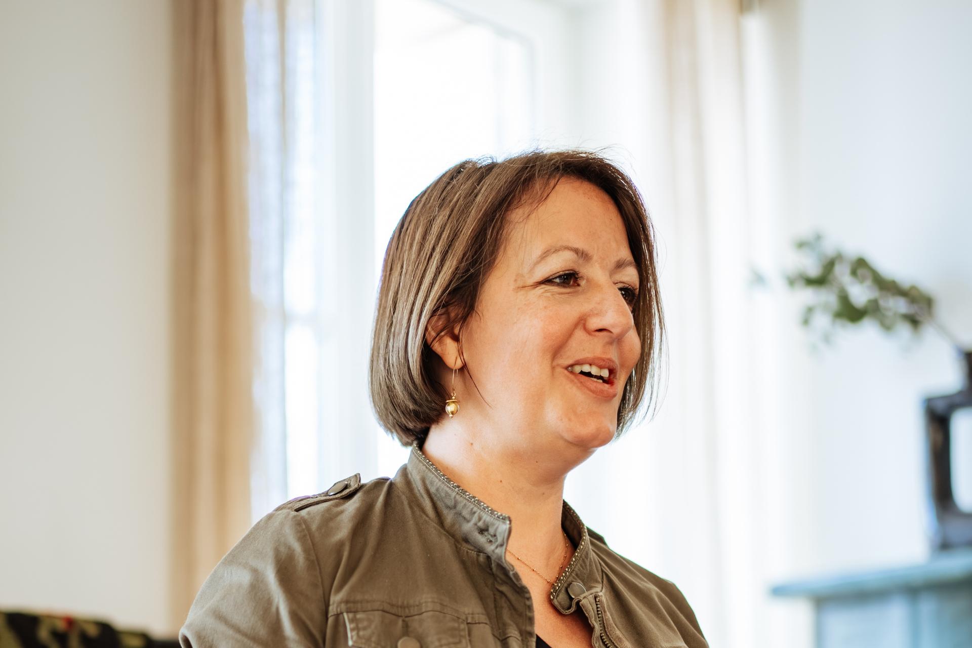 Portrait de profil de Viviane Thouret, consultante RH